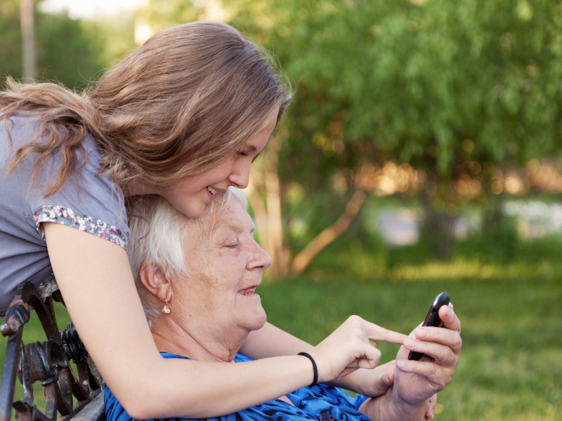 Alte-Menschen-mit-Smartphones