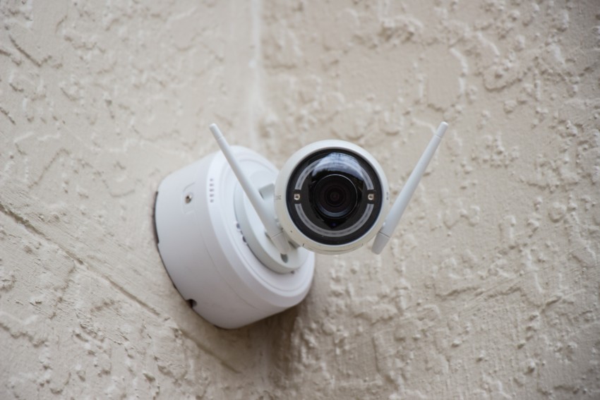 Eine smarte Überwachungskamera, befestigt an einer Hauswand.