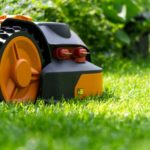 mähroboter-mäht-rasen-am-begrenzungskabel-entlang