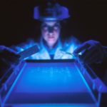Medizinerin bei der Forschung Medizintechnik Medizintechnologie