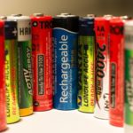 Eine Reihe verschiedener wiederaufladbarer Batterien mit Aufschriften wie „Longlife Accu“ und „Activ Energy“
