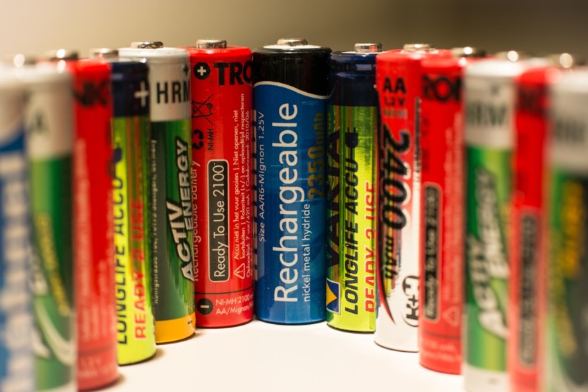 Eine Reihe verschiedener wiederaufladbarer Batterien mit Aufschriften wie „Longlife Accu“ und „Activ Energy“