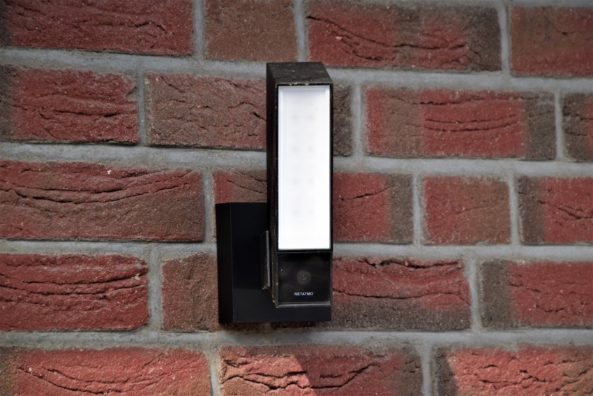 eine Überwachungskamera, die an einer Hauswand angebracht ist und für mehr Sicherheit sorgt.